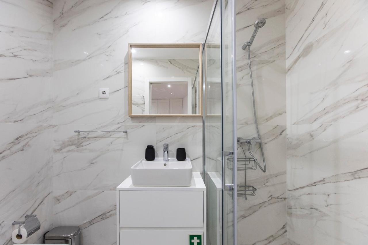 Elegant Downtown 1Br Flat W/ Ac By Lovelystay Porto Bagian luar foto